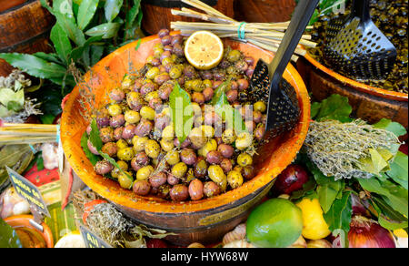 Sul mercato in Cogolin vi sono le verdure fresche, frutta e frutta ogni weekOn il mercato in Cogolin vi sono le verdure fresche, frutta e frutta Foto Stock