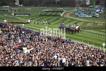 Guide e piloti in azione durante la Alder Hey bambini Handicap carità ostacolo sul Signore giorno della sanità Randox Grand National Festival presso l'Aintree Racecourse. Stampa foto di associazione. Picture Data: venerdì 7 aprile 2017. Vedere la storia di PA RACING Eglinton. Foto di credito dovrebbe leggere: Peter Byrne/PA FILO Foto Stock