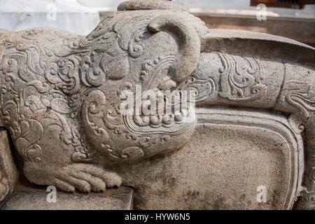 Sri Lanka, Anuradhapura ("città di rovine'), Mahamevnawa aka Mahamegha. Parco antico in Anuradhapura, uno dei luoghi più sacri per i Buddisti. Temp Foto Stock