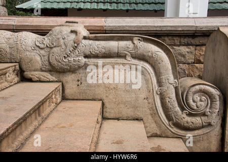 Sri Lanka, Anuradhapura ("città di rovine'), Mahamevnawa aka Mahamegha. Parco antico in Anuradhapura, uno dei luoghi più sacri per i Buddisti. Temp Foto Stock