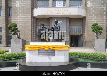 Statua del feldmaresciallo principe Bhanurangsi Savangwongse al di fuori del grande edificio postale sulla Charoen Krung Road, Bangkok, Thailandia Foto Stock