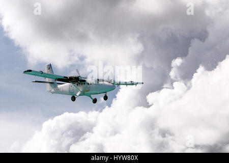 Un Winair piccolo aereo si prepara per lo sbarco a Princess Juliana airport. Foto Stock