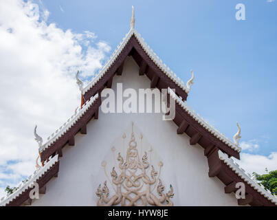 Il lato posteriore della chiesa Thai con il drago in stucco il tempio thailandese.(area pubblica non sono necessarie proprietà release) Foto Stock