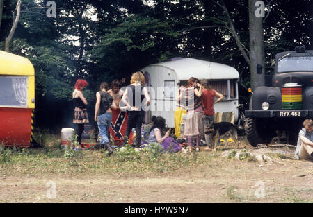 Hippies e nuovi viaggiatori di età campeggio nel bosco vicino a Stonehenge nel giugno 1986 Foto Stock