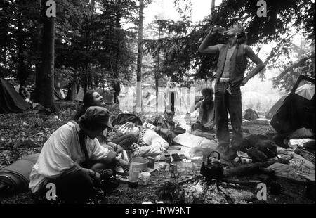 Hippies e nuovi viaggiatori di età campeggio nel bosco vicino a Stonehenge nel giugno 1986 Foto Stock