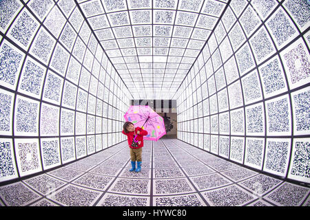 Nanjing, Cina. 6 apr, 2017. Un corridoio creativo dei codici QR può essere visto in un centro commerciale di Nanjing East cinese della provincia di Jiangsu, 6 aprile 2017. Credito: SIPA Asia/ZUMA filo/Alamy Live News Foto Stock