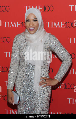 New York, NY, STATI UNITI D'AMERICA. Xxv Aprile, 2017. Ibtihaj Muhammad al 2017 100 Tempo di gala per celebrare il 100 persone più influenti nel mondo a Frederick P. Rose Hall al Lincoln Center a New York City il 25 aprile 2017. Credito: John Palmer/media/punzone Alamy Live News Foto Stock