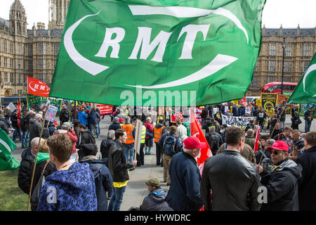 Londra, Regno Unito. 26 apr, 2017. Membri della RMT unione protesta al di fuori del Parlamento in occasione del primo anniversario dell'azione industriale contro il prolungamento del Driver solo funzionamento (DOO) sulla rampa meridionale. Credito: Mark Kerrison/Alamy Live News Foto Stock