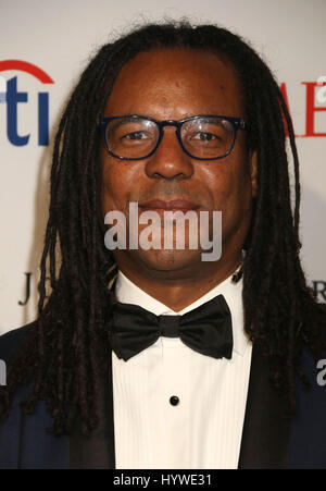 New York, New York, Stati Uniti d'America. Xxv Aprile, 2017. Autore COLSON WHITEHEAD assiste il tempo 100 detenuti di Gala Jazz presso il Lincoln Center. Credito: Nancy Kaszerman/ZUMA filo/Alamy Live News Foto Stock