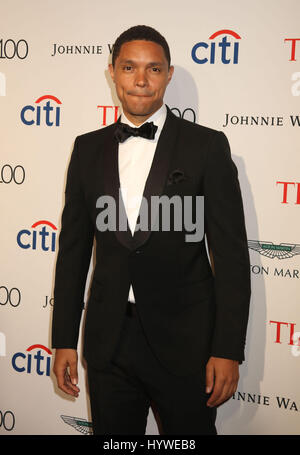 New York, New York, Stati Uniti d'America. Xxv Aprile, 2017. 'L'esposizione quotidiana' host TREVOR NOAH assiste il tempo 100 detenuti di Gala Jazz presso il Lincoln Center. Credito: Nancy Kaszerman/ZUMA filo/Alamy Live News Foto Stock