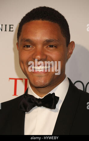 New York, New York, Stati Uniti d'America. Xxv Aprile, 2017. 'L'esposizione quotidiana' host TREVOR NOAH assiste il tempo 100 detenuti di Gala Jazz presso il Lincoln Center. Credito: Nancy Kaszerman/ZUMA filo/Alamy Live News Foto Stock