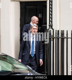 Londra, Regno Unito. Il 26 aprile, 2017. Phillip Hammond Cancelliere, lascia la sua residenza ufficiale, 11 di Downing Street per la House of Commons Credito: Ian Davidson/Alamy Live News Foto Stock