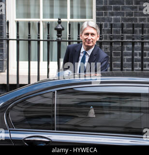 Londra, Regno Unito. Il 26 aprile, 2017. Philip Hammond Cancelliere, lascia la sua residenza ufficiale, 11 di Downing Street per la House of Commons Credito: Ian Davidson/Alamy Live News Foto Stock