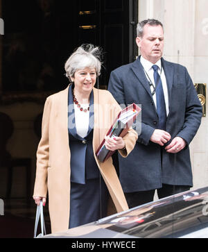 Londra, Regno Unito. Il 26 aprile, 2017. Theresa Maggio, Prime Miniser, foglie 10 Dowing Street per il primo ministro ' il Tempo delle interrogazioni alla House of Commons Credito: Ian Davidson/Alamy Live News Foto Stock