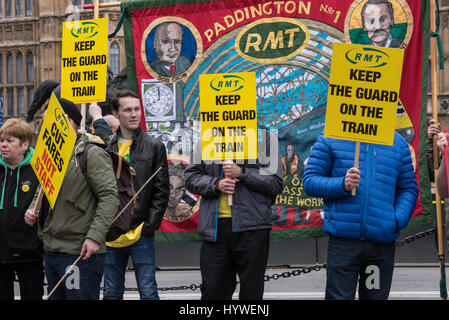 Londra, Regno Unito. Il 26 aprile, 2017. La ferrovia, del trasporto marittimo e il trasporto Unione (RMT) tenere una manifestazione di protesta al di fuori della Camera dei comuni a sostegno del lavoro in corso controversia sulle protezioni su treni. Credito: Ian Davidson/Alamy Live News Foto Stock