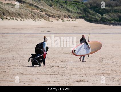 Croyde Beach, Devon, Regno Unito. Il 26 aprile 2017. Surfers camminando giù al mare in una giornata di sole in spiaggia Croyde. Credito: DTNews/Alamy Live News Foto Stock