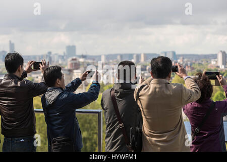 Londra, Regno Unito. 26 apr, 2017. Meteo REGNO UNITO: turisti scattare foto dalla sommità del parco di Greenwich nel pomeriggio il credito di luce: Guy Corbishley/Alamy Live News Foto Stock