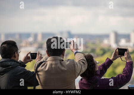 Londra, Regno Unito. 26 apr, 2017. Meteo REGNO UNITO: turisti scattare foto dalla sommità del parco di Greenwich nel pomeriggio il credito di luce: Guy Corbishley/Alamy Live News Foto Stock