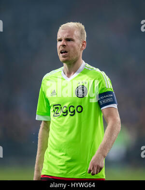 Gelsenkirchen (Germania). Xx Apr, 2017. Amsterdam's Davy Klaassen durante UEFA Europa League quarti di finale 2 gamba partita di calcio tra FC Schalke 04 e Ajax Amsterdam in la Veltins Arena di Gelsenkirchen, Germania, 20 aprile 2017. Foto: Thomas Eisenhuth/dpa-Zentralbild/ZB/dpa/Alamy Live News Foto Stock