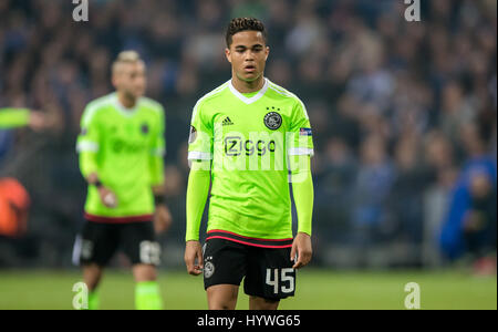 Gelsenkirchen (Germania). Xx Apr, 2017. Amsterdam's Justin Kluivert durante UEFA Europa League quarti di finale 2 gamba partita di calcio tra FC Schalke 04 e Ajax Amsterdam in la Veltins Arena di Gelsenkirchen, Germania, 20 aprile 2017. Foto: Thomas Eisenhuth/dpa-Zentralbild/ZB/dpa/Alamy Live News Foto Stock