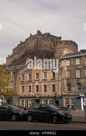 Edimburgo, Scozia, Regno Unito. Il 26 aprile, 2017. Vista dal Grassmarket, skyline del Castello di Edimburgo sulla nuvoloso giorno. Meteo: Mosly asciutta attraverso la sera e quindi ruotando piuttosto nuvoloso per tutta la notte con qualche frammentaria della pioggia leggera, in gran parte su East Lothian e i confini. Periodi di Chiara lo sviluppo nel sud-ovest. Northwesterly fresca brezza. Credito: Gabriela Antosova/Alamy Live News Foto Stock