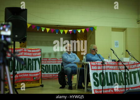 Burntisland, Fife, Scozia, Regno Unito. Il 26 aprile, 2017. Tommy Sheridan (destra) Jock Penman (sinistra) ascolta il Burntisland incontro pubblico credito: William Symington/Alamy Live News Foto Stock