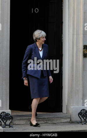 Londra, Regno Unito. Il 26 aprile 2017. Il primo ministro Theresa Maggio si prepara a salutare il Presidente della Commissione Europea Jean Claude Juncker per colloqui a Downing Street davanti del cruciale vertice di questo fine settimana in cui i leader europei adotterà formalmente Brexit progetto di direttive di negoziato. Credito: Stephen Chung / Alamy Live News Foto Stock