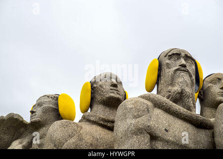 Aprile 26, 2017 - SÃ¢O Paulo, SÃ£o paulo, Brasile - SAO PAULO, Brasile - 26 aprile : Monumento al Bandeiras è visto con giallo protezioni per le orecchie sulla "Rumore internazionale Giornata di sensibilizzazione' in Sao Paulo, Brasile il 26 aprile 2017. Credito: Cris Faga/ZUMA filo/Alamy Live News Foto Stock