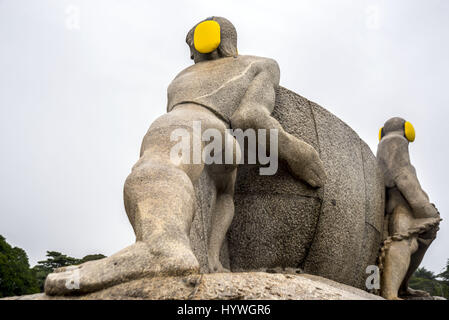 Aprile 26, 2017 - SÃ¢O Paulo, SÃ£o paulo, Brasile - SAO PAULO, Brasile - 26 aprile : Monumento al Bandeiras è visto con giallo protezioni per le orecchie sulla "Rumore internazionale Giornata di sensibilizzazione' in Sao Paulo, Brasile il 26 aprile 2017. Credito: Cris Faga/ZUMA filo/Alamy Live News Foto Stock