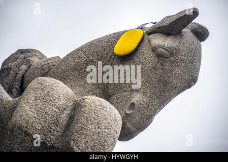 Aprile 26, 2017 - SÃ¢O Paulo, SÃ£o paulo, Brasile - SAO PAULO, Brasile - 26 aprile : Monumento al Bandeiras è visto con giallo protezioni per le orecchie sulla "Rumore internazionale Giornata di sensibilizzazione' in Sao Paulo, Brasile il 26 aprile 2017. Credito: Cris Faga/ZUMA filo/Alamy Live News Foto Stock