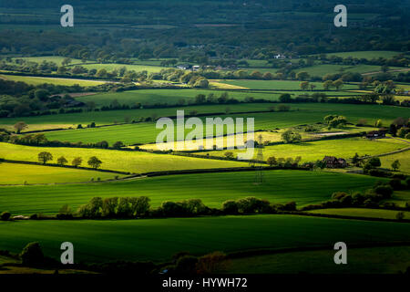 Devil's Dyke, Sussex, Regno Unito. Il 26 aprile, 2017. Vista del Sussex Weald dalla sommità di Devil's Dyke nel Sussex oggi nel corso di mutevoli condizioni meteorologiche Credito: Andrew Hasson/Alamy Live News Foto Stock