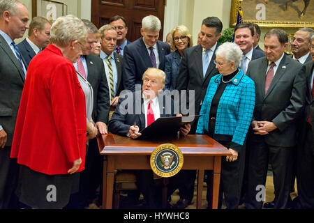 Washington DC, Stati Uniti d'America. Il 26 aprile, 2017. Il Presidente degli Stati Uniti, Trump segni l'istruzione federalismo ordine esecutivo come egli partecipa a un evento di federalismo con la nazione dei governatori nella sala Roosevelt della Casa Bianca a Washington DC su Mercoledì, 26 aprile 2017. Credito: Ron Sachs/CNP MediaPunch/Alamy Live News Foto Stock