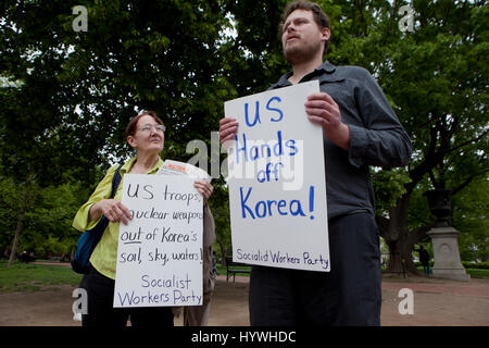 Washington, DC, Stati Uniti d'America. Il 26 aprile, 2017. Come le tensioni continuano a salire tra noi e la Corea del Nord, i membri del Partito socialista degli operai protestano contro di noi il coinvolgimento nella penisola coreana di fronte alla Casa Bianca. Credito: B Christopher/Alamy Live News Foto Stock