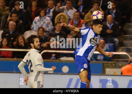 La Coruna, Spagna. 26 apr, 2017. LA CORUNA, Spagna. Aprile 26th, 2017 - Juanfran e Isco. La Liga Santander giornata 34 gioco tra Deportivo de La Coruña e del Real Madrid. Il punteggio finale è stato 2-6 in favore della visita di team. Foto: Monica Arcay Carro | PHOTO MEDIA EXPRESS Credit: VWPics/Alamy Live News Foto Stock