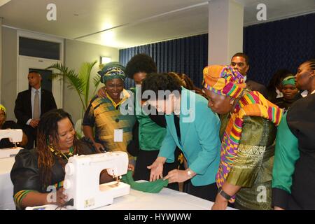 Durban, Sud Africa. 26 apr, 2017. Chinese Vice Premier Liu Yandong (seconda R) assiste alla cerimonia del All-China della Federazione delle Donne la donazione di macchine da cucire per la della Lega delle donne della sentenza African National Congress a Durban, Sud Africa, il 26 aprile 2017. La Cina è disposta ad approfondire la cooperazione pragmatica con il Sud Africa per i diritti della donna, detto Liu Yandong mercoledì. Credito: Tian Hongyi/Xinhua/Alamy Live News Foto Stock