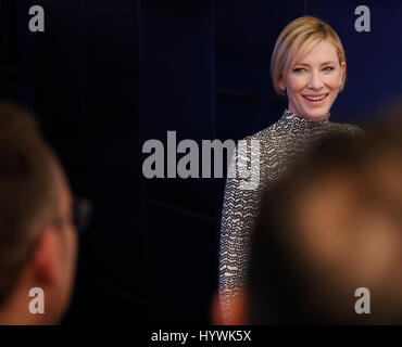 La città di New York, Stati Uniti d'America. 26 apr, 2017. Cate Blanchett assiste il Tribeca Film Festival lo screening del Manifesto sulla Aprile 26th, 2017 a New York City. Credito: la foto di accesso/Alamy Live News Foto Stock