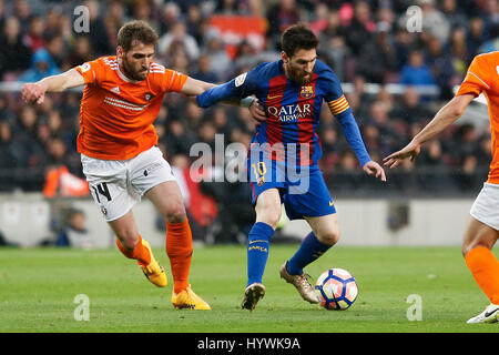 Barcellona, Spagna. 26 apr, 2017. Barcellona il Lionel Messi (R) il sistema VIES con Osasuna è Fausto durante la prima divisione spagnola partita di calcio allo Stadio Camp Nou a Barcellona, Spagna, 26 aprile 2017. Barcellona ha vinto 7-1. Credito: Pau Barrena/Xinhua/Alamy Live News Foto Stock