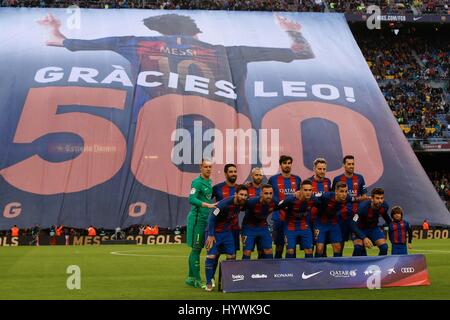 Barcellona, Spagna. 26 apr, 2017. Barcellona i giocatori di posare per le foto prima della prima divisione spagnola partita di calcio contro la CA Osasuna allo stadio Camp Nou a Barcellona, Spagna, 26 aprile 2017. Barcellona ha vinto 7-1. Credito: Pau Barrena/Xinhua/Alamy Live News Foto Stock