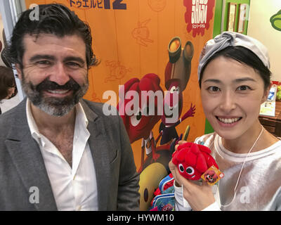 Tokyo, Giappone. 26 apr, 2017. Gesù Perezagua CEO e fondatore di Aqui Media Co., Ltd. e Natsuki Kunimoto del Giappone durante il Licensing Expo 2017 presso il Tokyo Big Sight in Giappone Mercoledì 26 Aprile, 2017. Foto di: Ramiro Agustin Vargas Tabares Credito: Ramiro Agustin Vargas Tabares/ZUMA filo/Alamy Live News Foto Stock