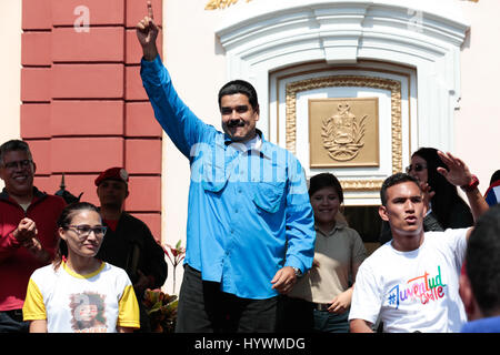 (170427) -- CARACAS, 27 aprile 2017 (Xinhua) -- Immagine fornita dal Venezuela assumerà la Presidenza mostra Presidente venezuelano Nicolás Maduro (C) saluto i partecipanti nel corso di un mese di marzo della gioventù venezuelana in difesa della pace e contro la violenza, a Caracas, Venezuela, il 26 aprile 2017. Venezuela del ministro degli Esteri Delcy Rodriguez ha detto Mercoledì che il paese avrebbe lasciato l'Organizzazione degli Stati americani (OSA). Il Venezuela è stato oppresso da una crisi politica ed economica che ha spiralata in scontri tra governo e opposizione sostenitori in aprile, lasciando almeno 29 morti. (Xinh Foto Stock