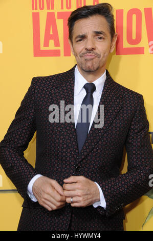 Hollywood, CA, Stati Uniti d'America. 26 apr, 2017. 26 Aprile 2017 - Hollywood, California - Eugenio Derbez. Los Angeles premiere di ''Come essere un Latin Lover" tenutosi a ArcLight Hollywood a Hollywood. Photo credit: Birdie Thompson/AdMedia Credito: Birdie Thompson/AdMedia/ZUMA filo/Alamy Live News Foto Stock