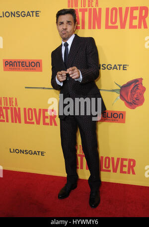 Hollywood, CA, Stati Uniti d'America. 26 apr, 2017. 26 Aprile 2017 - Hollywood, California - Eugenio Derbez. Los Angeles premiere di ''Come essere un Latin Lover" tenutosi a ArcLight Hollywood a Hollywood. Photo credit: Birdie Thompson/AdMedia Credito: Birdie Thompson/AdMedia/ZUMA filo/Alamy Live News Foto Stock