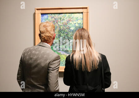 Melbourne, Australia. 27 apr, 2017. Il Giardino di Saint-Paul ospedale Saint Remy 1889. Un anteprima di Van Gogh e le stagioni mostra alla Galleria Nazionale di Victoria con grandi opere di impressionisti olandese Vincent Van Gogh che riflettono le quattro stagioni Credito: amer ghazzal/Alamy Live News Foto Stock