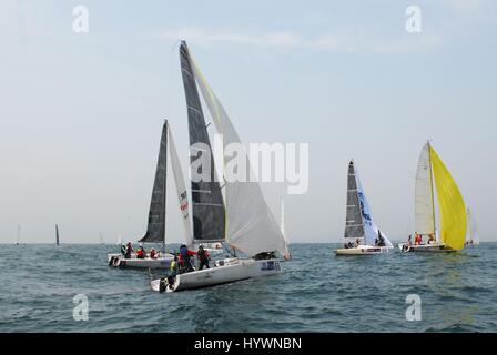 Aprile 24, 2017 - Qingdao, Qingdao, Cina - Qingdao, CINA-Aprile 24 2017: (solo uso editoriale. Cina OUT)..L'ottava City Club aperti regata internazionale è tenuto a Qingdao, Cina orientale della provincia di Shandong, Aprile 24th, 2017. (Credito Immagine: © SIPA Asia via ZUMA filo) Foto Stock