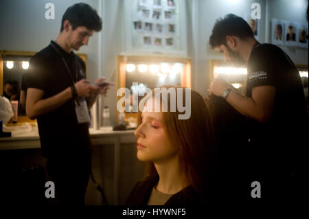 Barcellona, in Catalogna, Spagna. Il 26 aprile, 2017. Un modello appare dietro le quinte prima che la Inmaculada Garcia mostra nuziale durante la settimana della moda di Barcellona. Credito: Jordi Boixareu/Alamy Live News Foto Stock