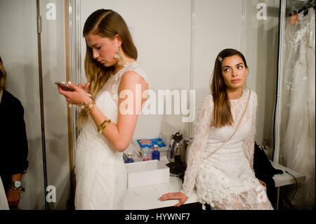 Barcellona, in Catalogna, Spagna. Il 26 aprile, 2017. Modelli backstage di attesa prima che la Inmaculada Garcia mostra nuziale durante la settimana della moda di Barcellona. Credito: Jordi Boixareu/Alamy Live News Foto Stock