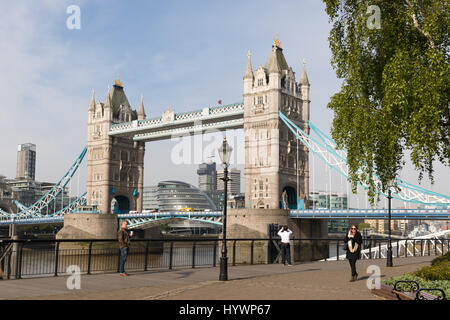 Londra, Regno Unito. Il 27 aprile 2017. La gente a piedi vicino al Tower Bridge sul fiume Tamigi a Londra in giornate calde e soleggiate di questa mattina. Credito: London pix/Alamy Live News Foto Stock