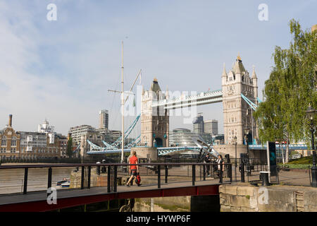 Londra, Regno Unito. Il 27 aprile 2017. La gente a piedi vicino al Tower Bridge sul fiume Tamigi a Londra in giornate calde e soleggiate di questa mattina. Credito: London pix/Alamy Live News Foto Stock