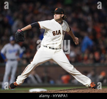 San Francisco, California, Stati Uniti d'America. 26 apr, 2017. San Francisco Giants relief pitcher Steven Okert (48) lancio di spegnere il tumulo durante un MLB baseball gioco tra i Los Angeles Dodgers e i San Francisco Giants di AT&T Park di San Francisco, California. Valerie Shoaps/CSM/Alamy Live News Foto Stock