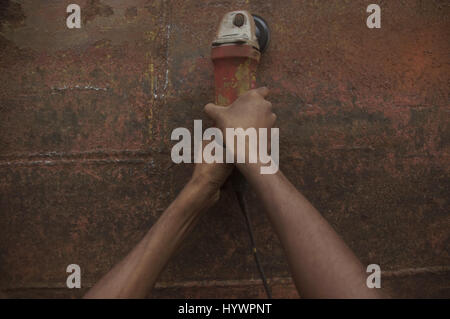 Dacca in Bangladesh. 27 apr, 2017. Un lavoro lavora a Keraniganj Dockyard dove lavorano su molto rischiosa senza alcuna attrezzatura di sicurezza. Credito: Md. Mehedi Hasan/ZUMA filo/Alamy Live News Foto Stock